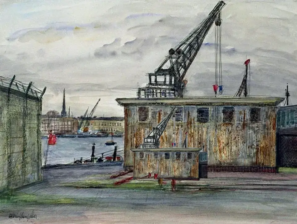 Een roestige golfplaten loods met een kraan op het dak aan de kade, met water en havenkranen op de achtergrond